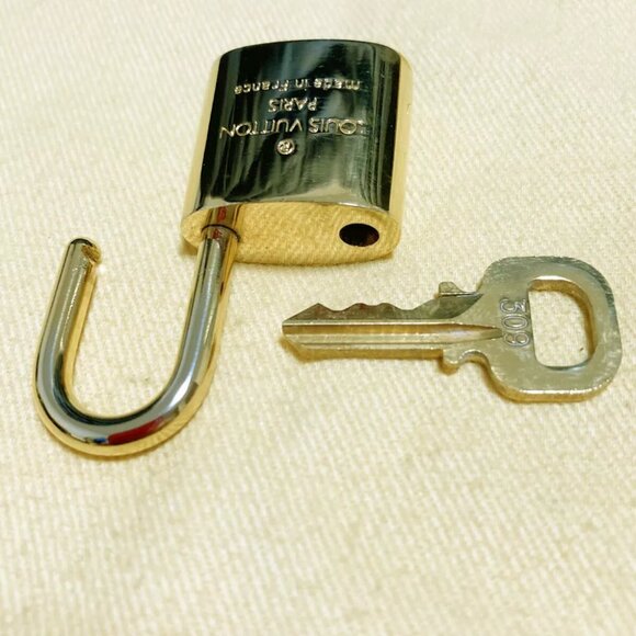 LOUIS VUITTON LV 10 SET PADLOCK KEY CHARM CADENA GOLD-PLATED FRANCE 31PDA116 - Picture 4 of 6